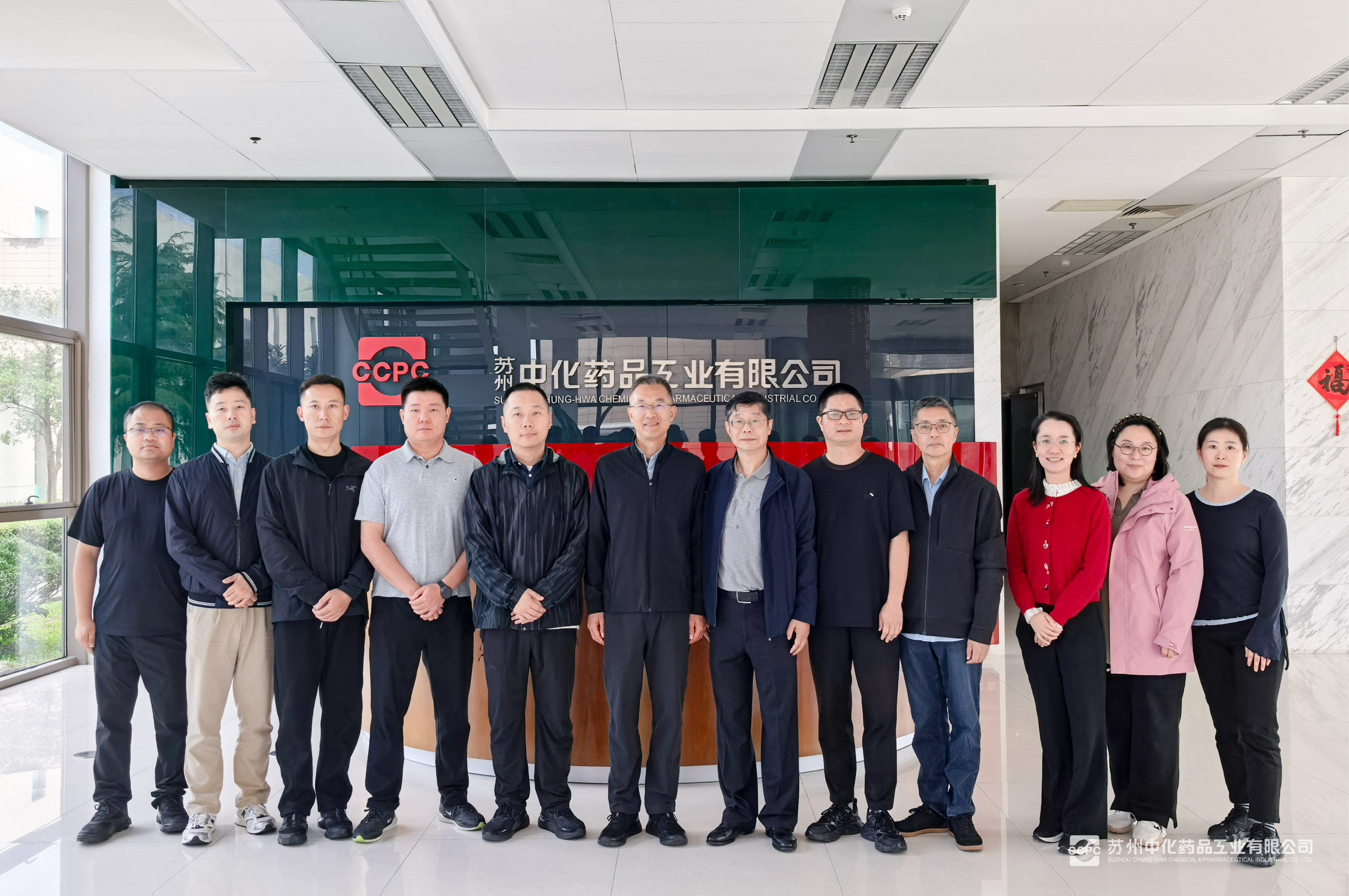 20261025海峡两岸关系学术研讨会参会学者参访苏州中化药品-01